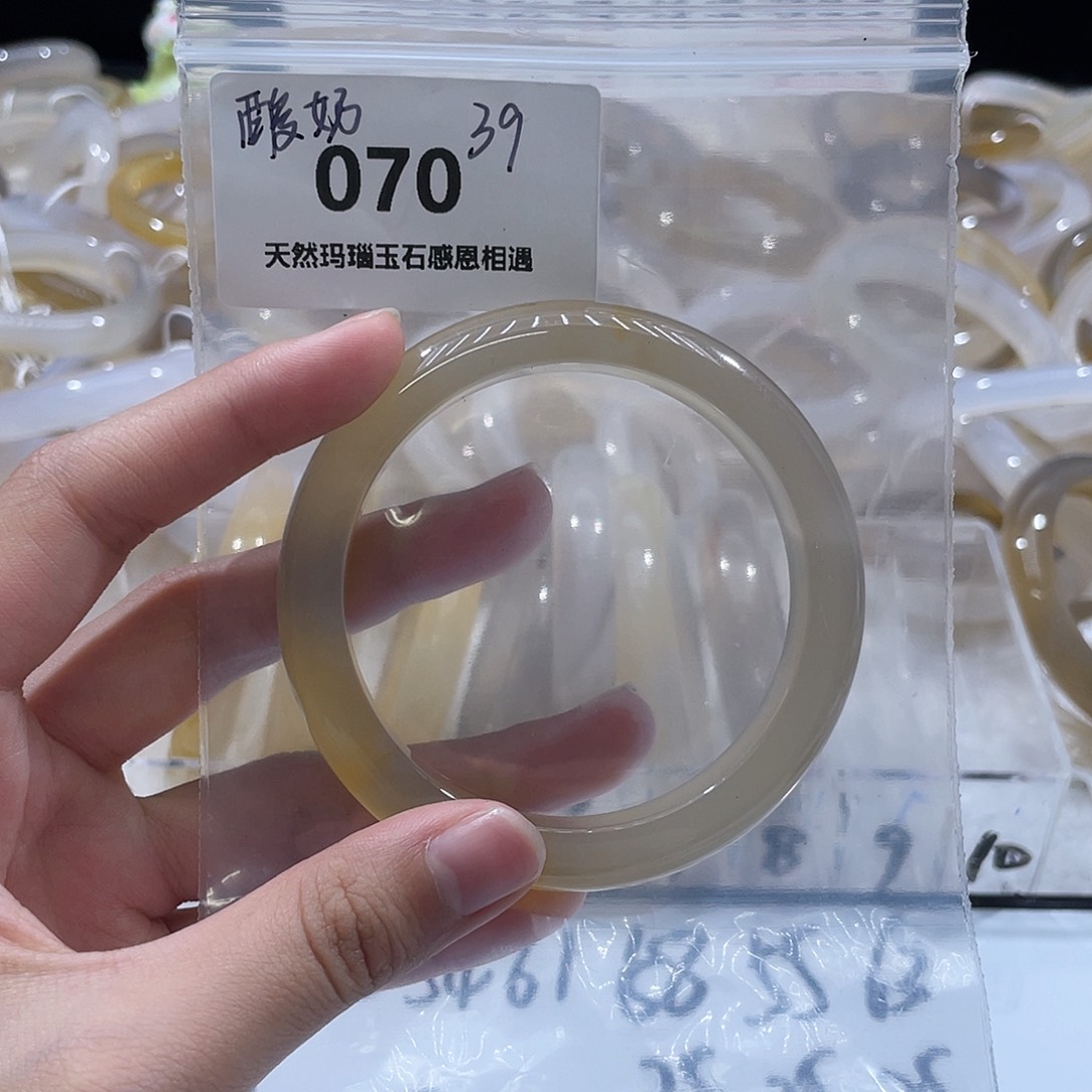 ****奶玛瑙/玉髓未镶嵌手镯