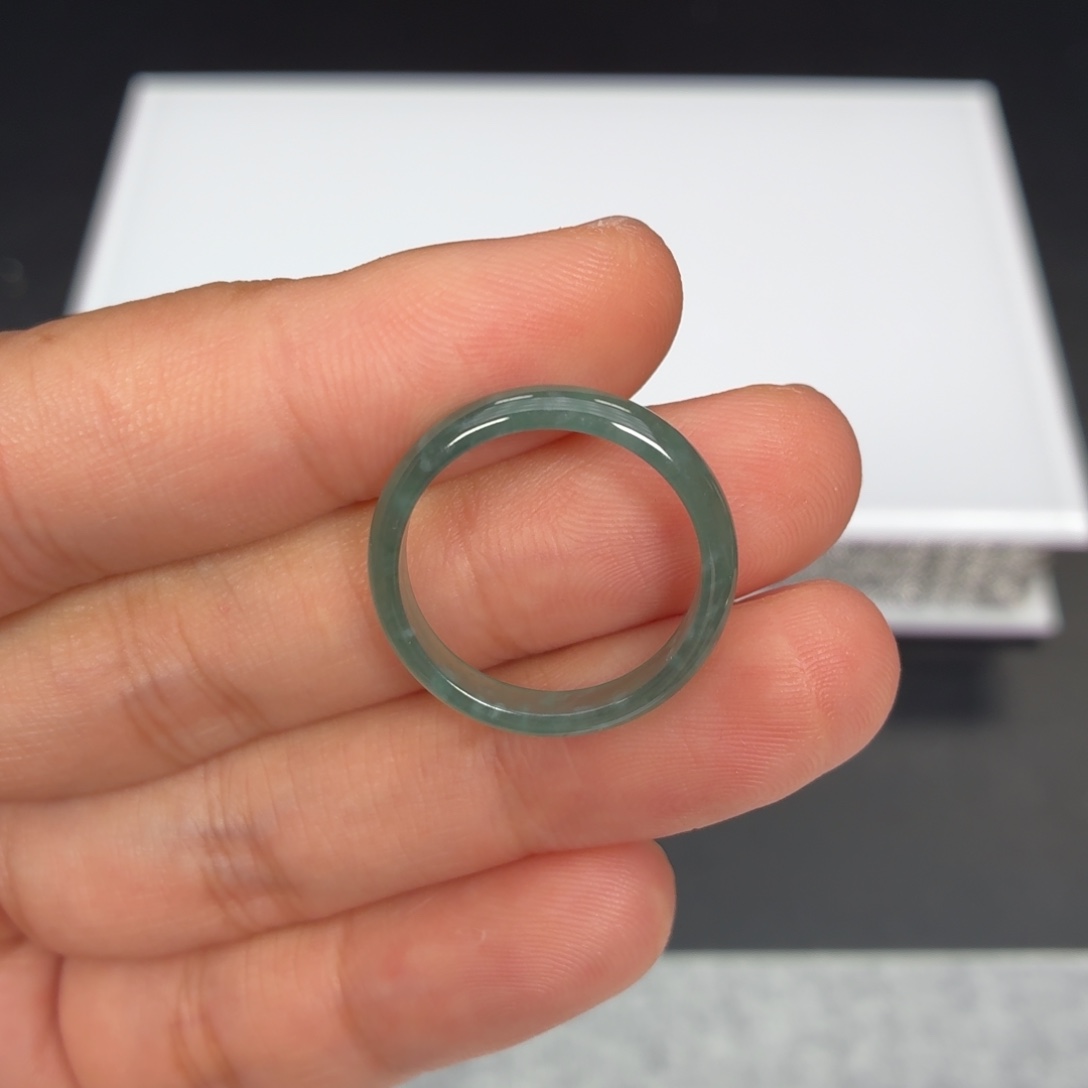 王****翡翠未镶嵌颈饰两件