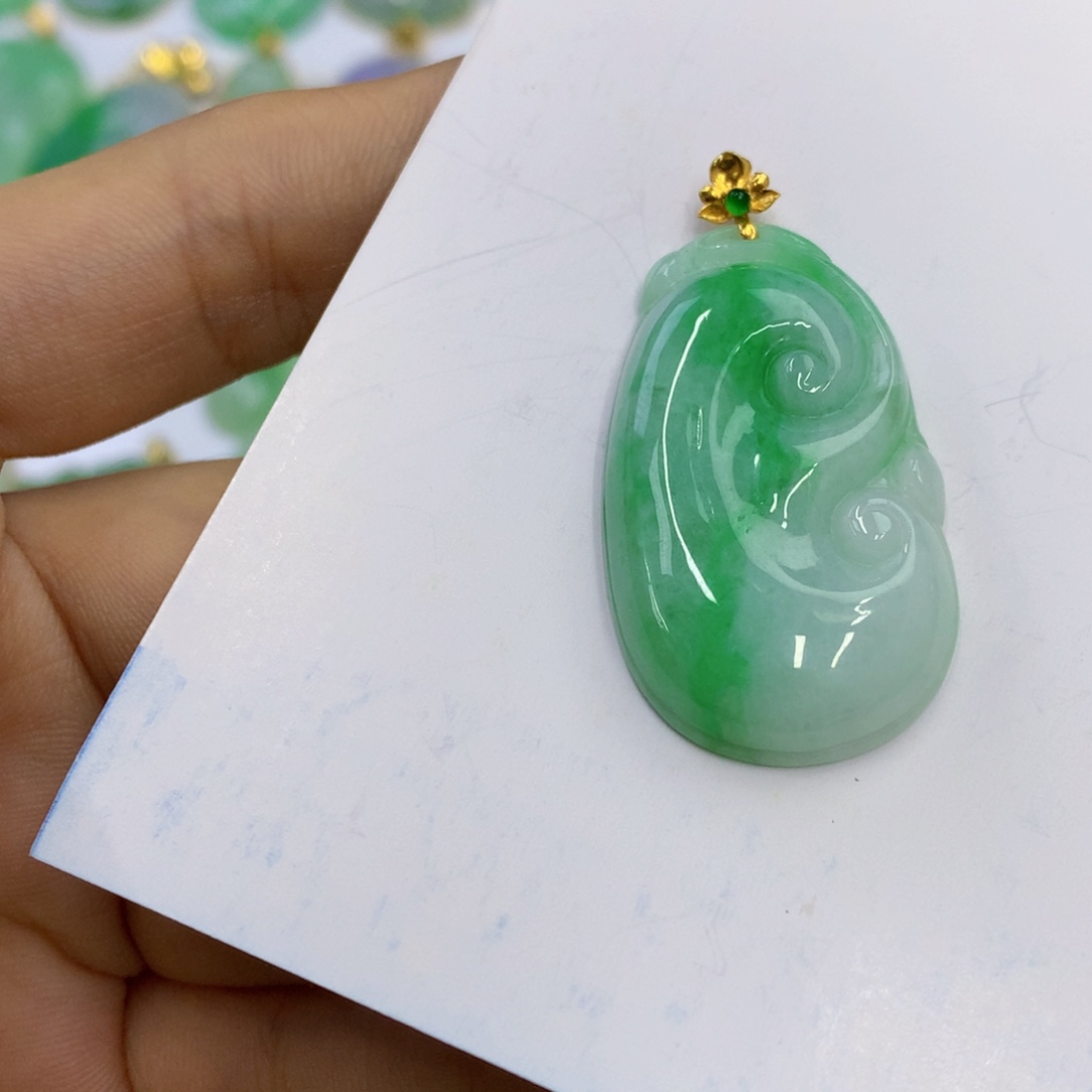 翡翠18K金镶嵌颈饰