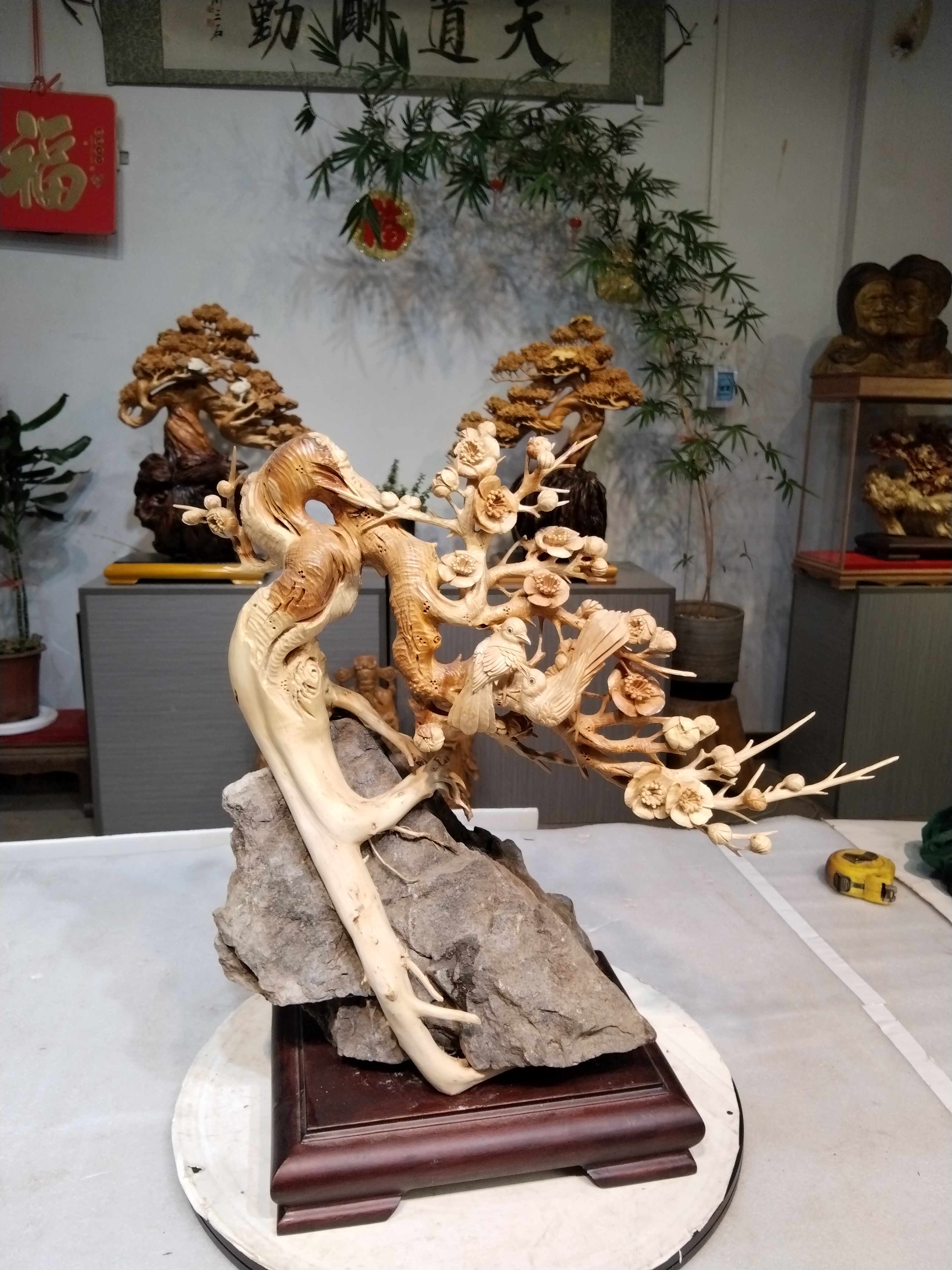 崖柏山水摆件梅花