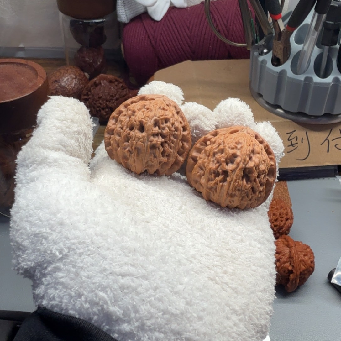 肥***儿文玩核桃吊坠白狮子