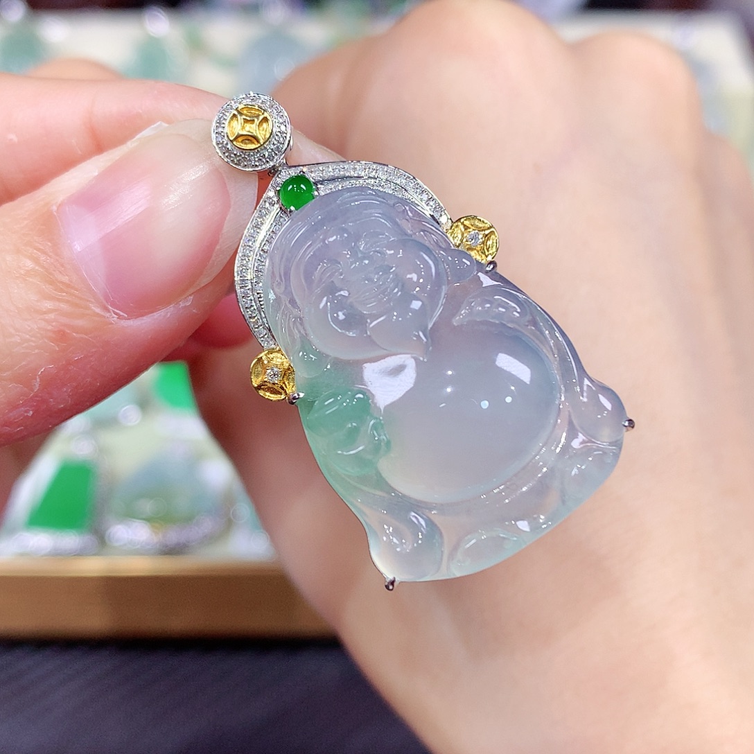 翡翠18K金镶嵌颈饰财神爷