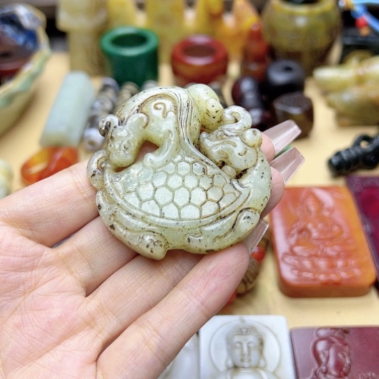 蛇纹石玉未镶嵌颈饰