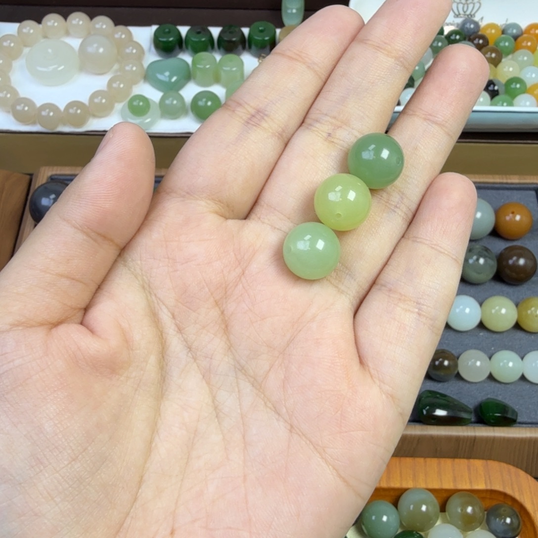 停***云和田玉未镶嵌珠宝半成品卡12三颗