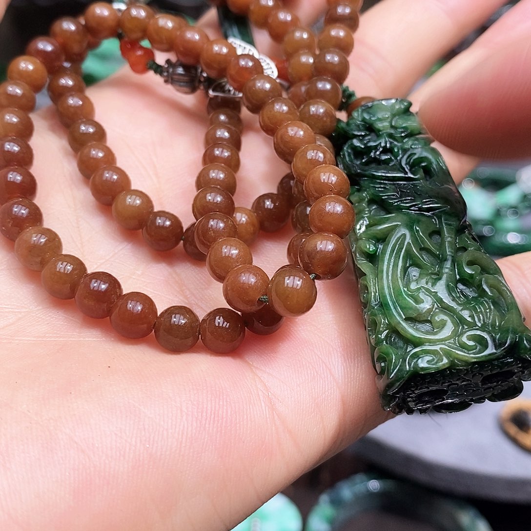 颈饰未镶嵌翡翠漂亮美眉