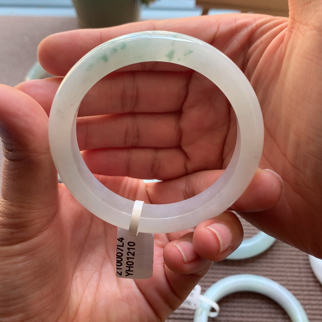 翡翠手镯未镶嵌偷**几2号