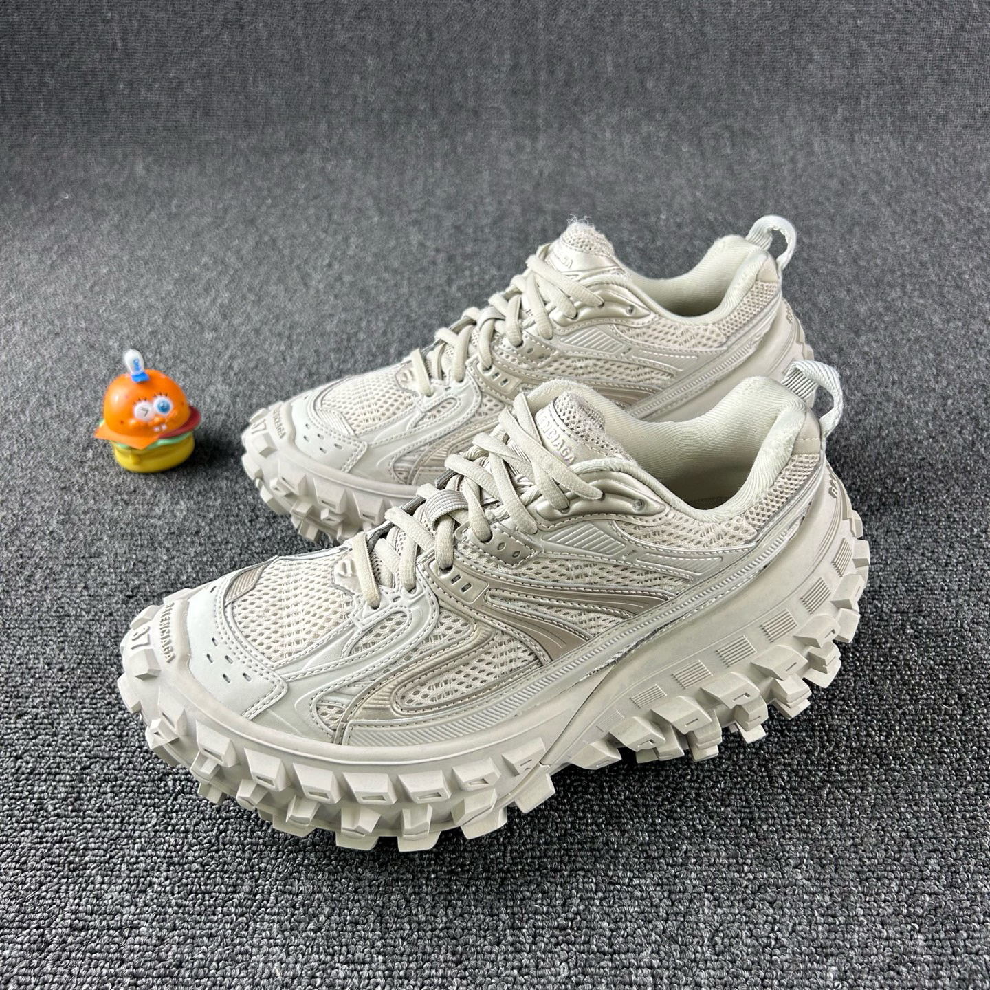 95新 Balenciaga/巴黎世家 Defender灰色轮胎鞋37码 HB4824