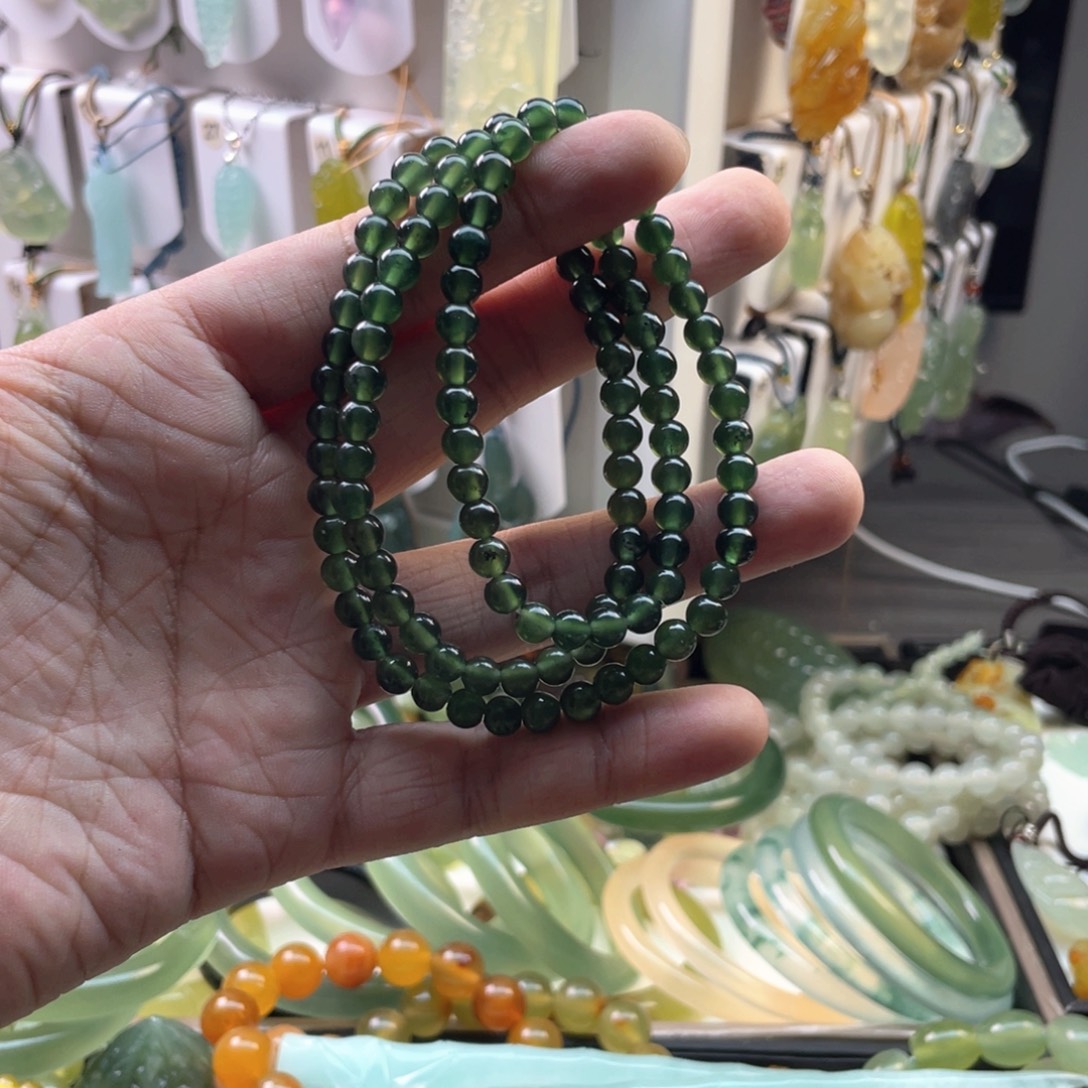 蛇纹石玉未镶嵌颈饰