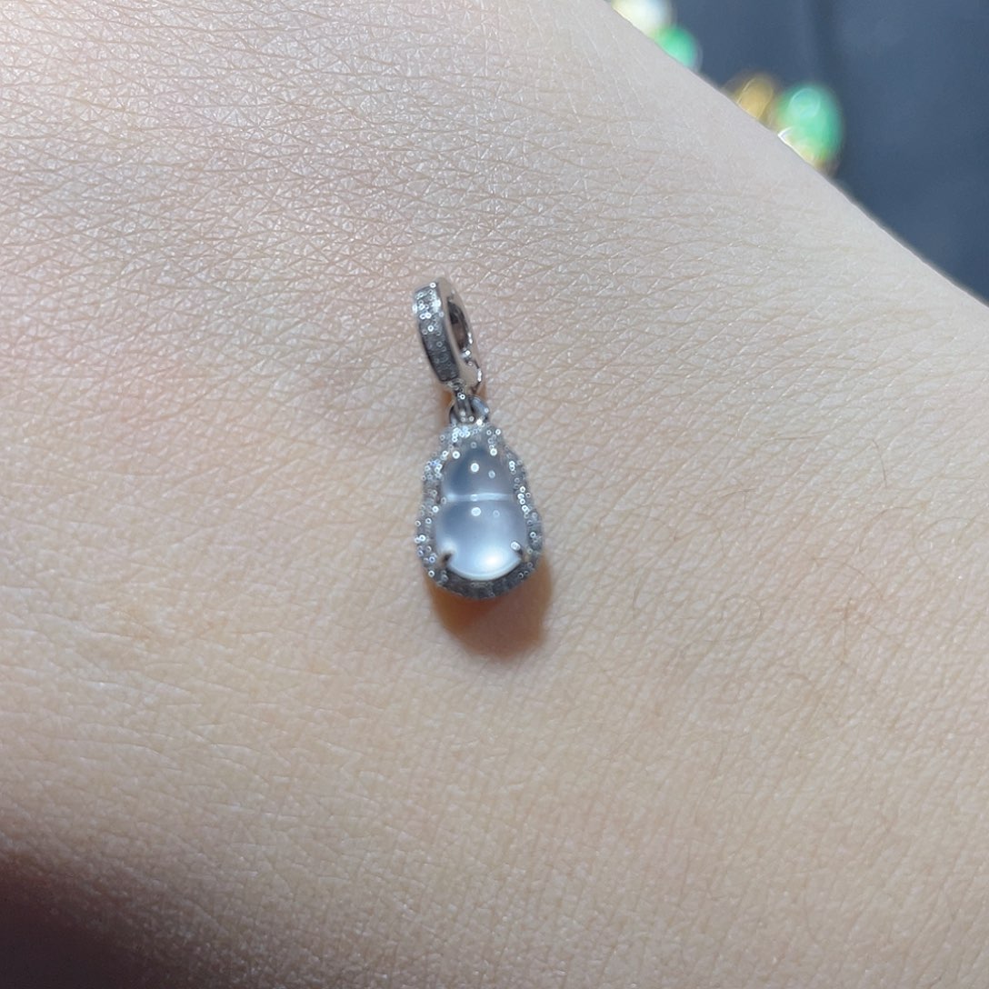 翡翠颈饰18K金镶嵌吊坠