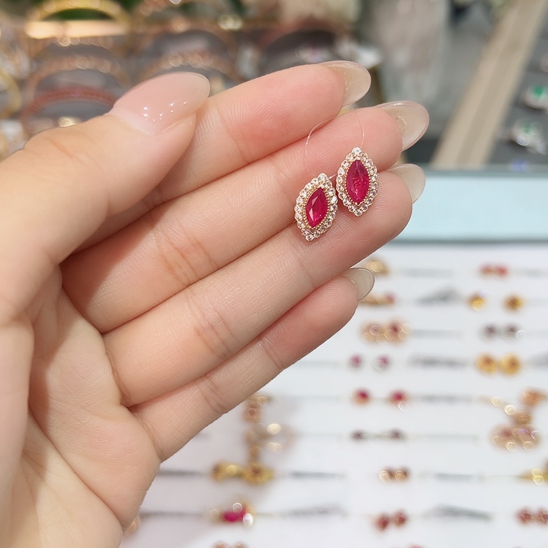 耳饰18K金镶嵌红宝石