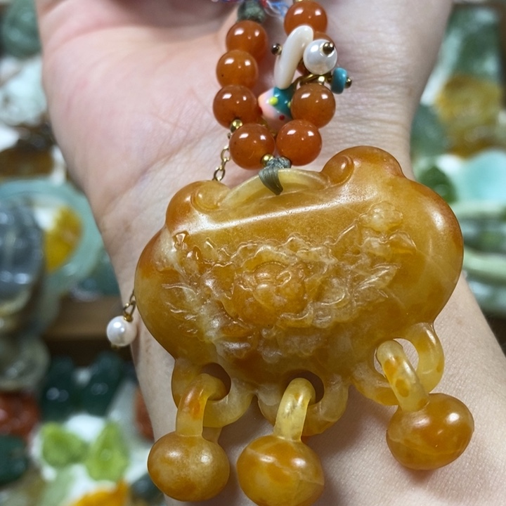 未镶嵌蛇纹石玉吊坠