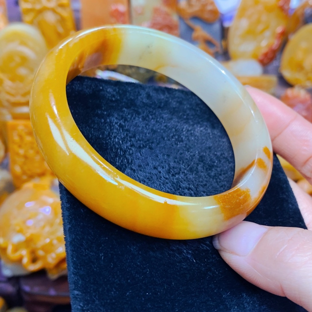 未镶嵌石英质玉（黄龙玉）颈饰