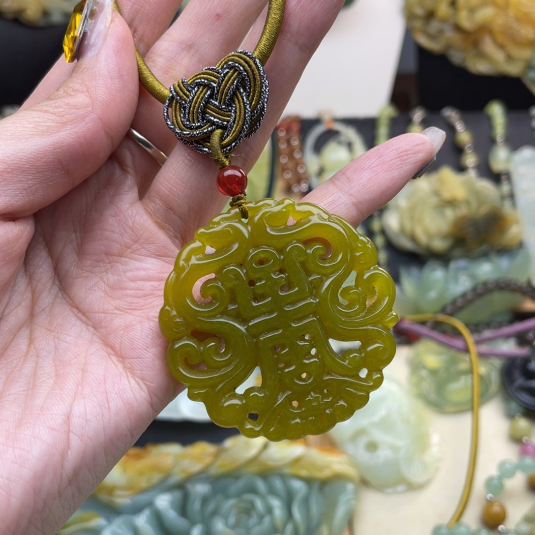 蛇纹石玉颈饰未镶嵌