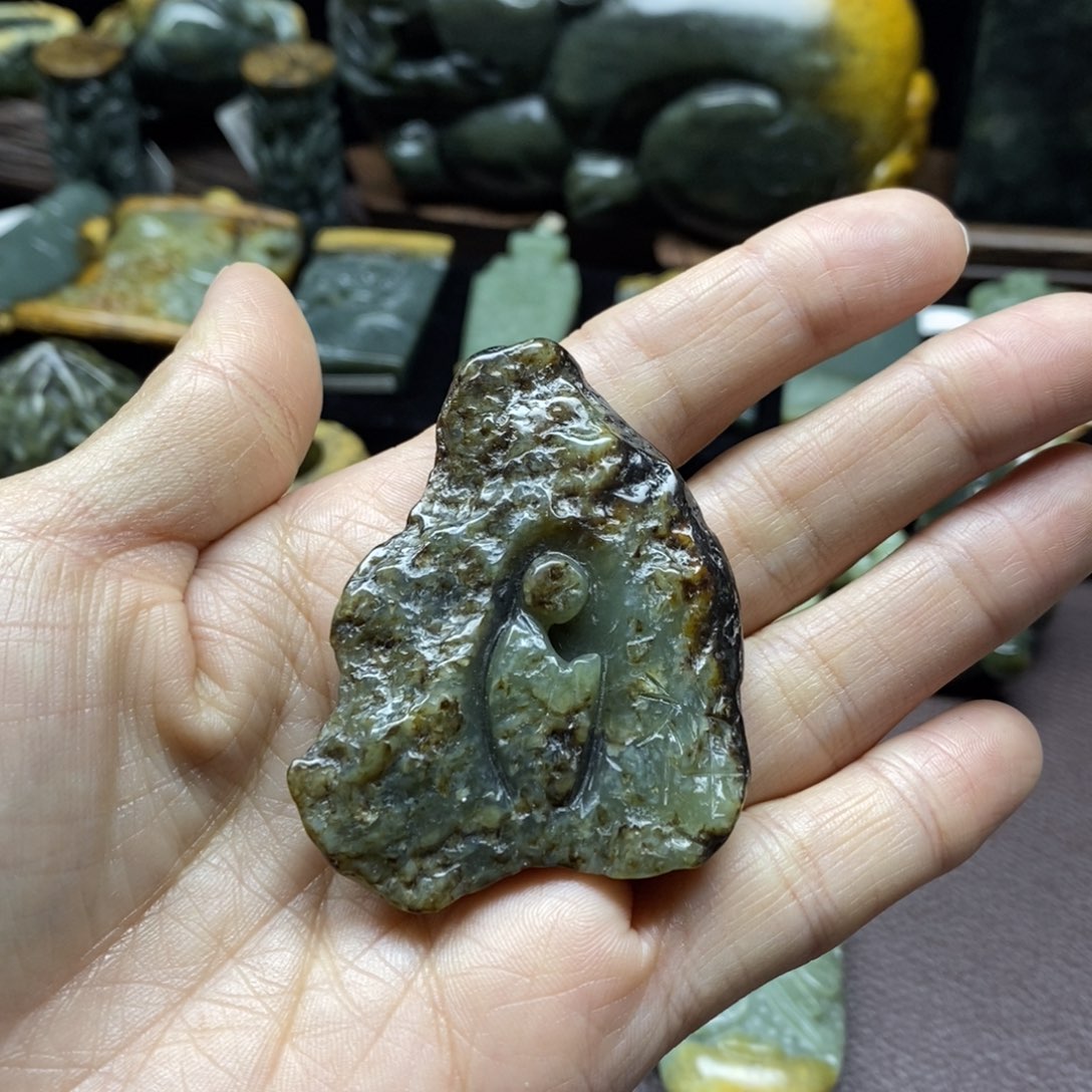 未镶嵌岫岩河磨玉（透闪石质玉）把件