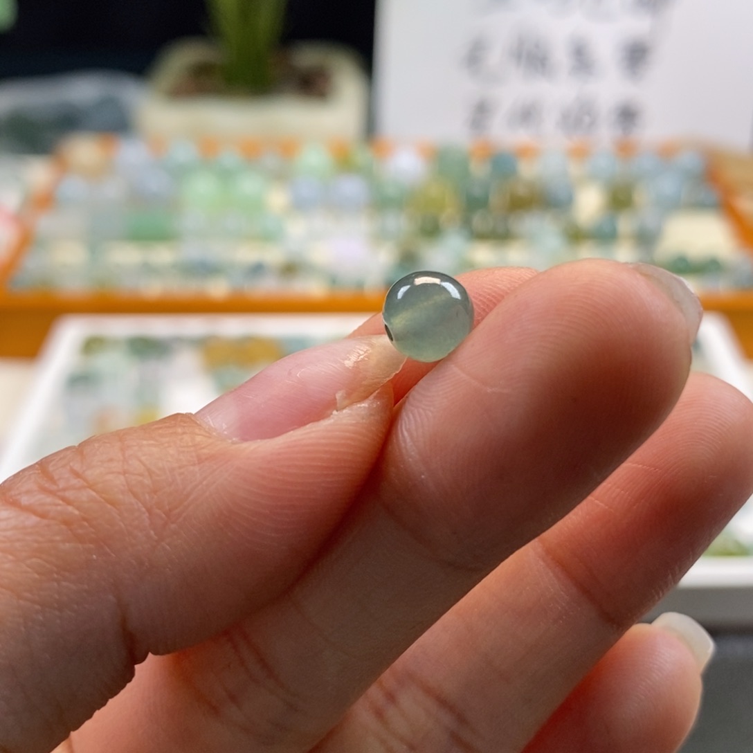 翡翠散珠天然翡翠6,8，有点不圆