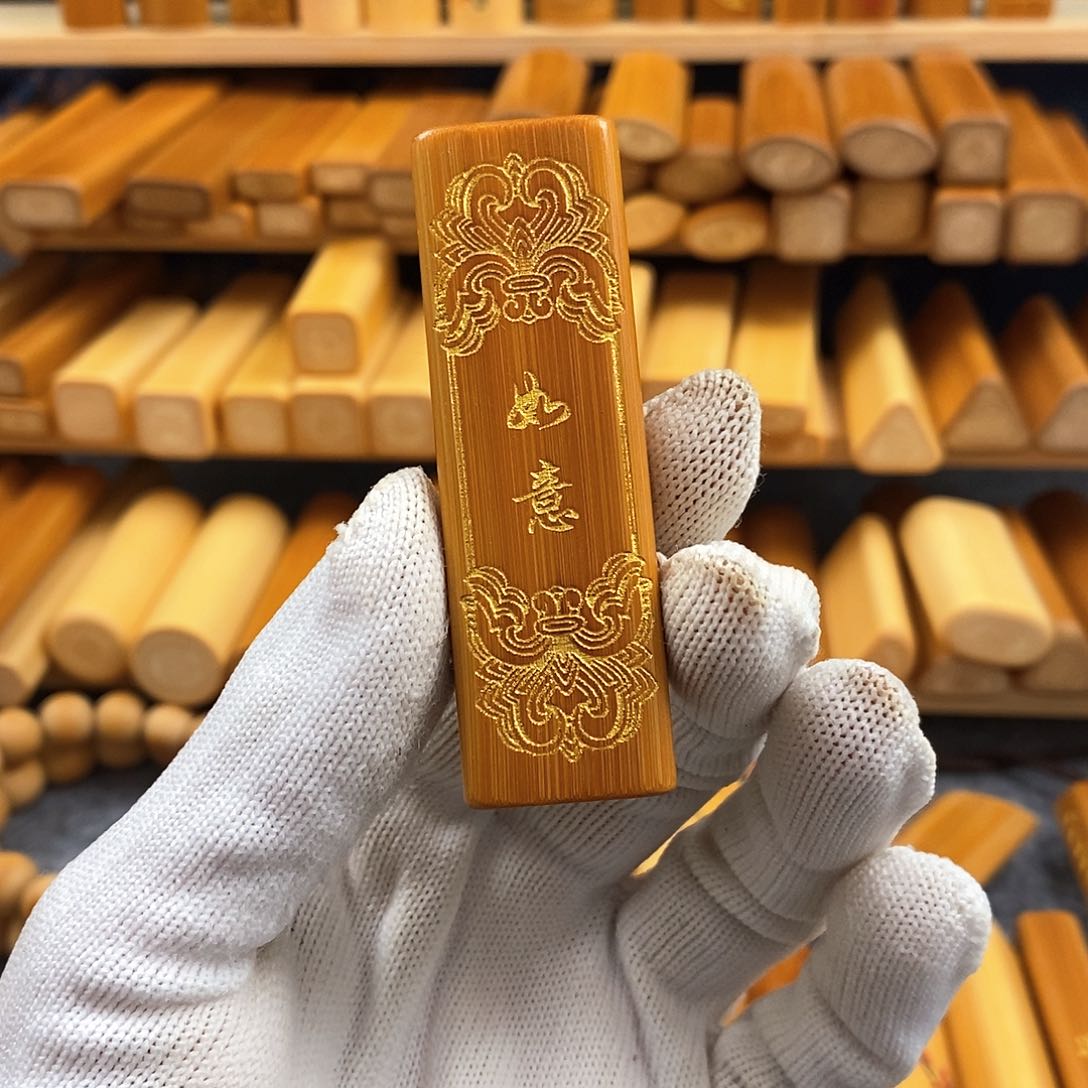 竹实心竹红皮雕刻。  