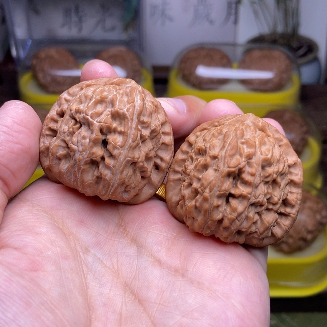 文玩核桃吊坠全品40尺三角白红皮山地