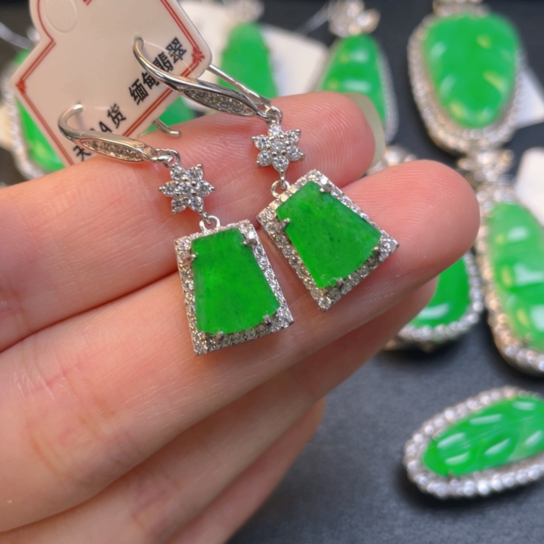 颈饰银S925镶嵌翡翠耳坠