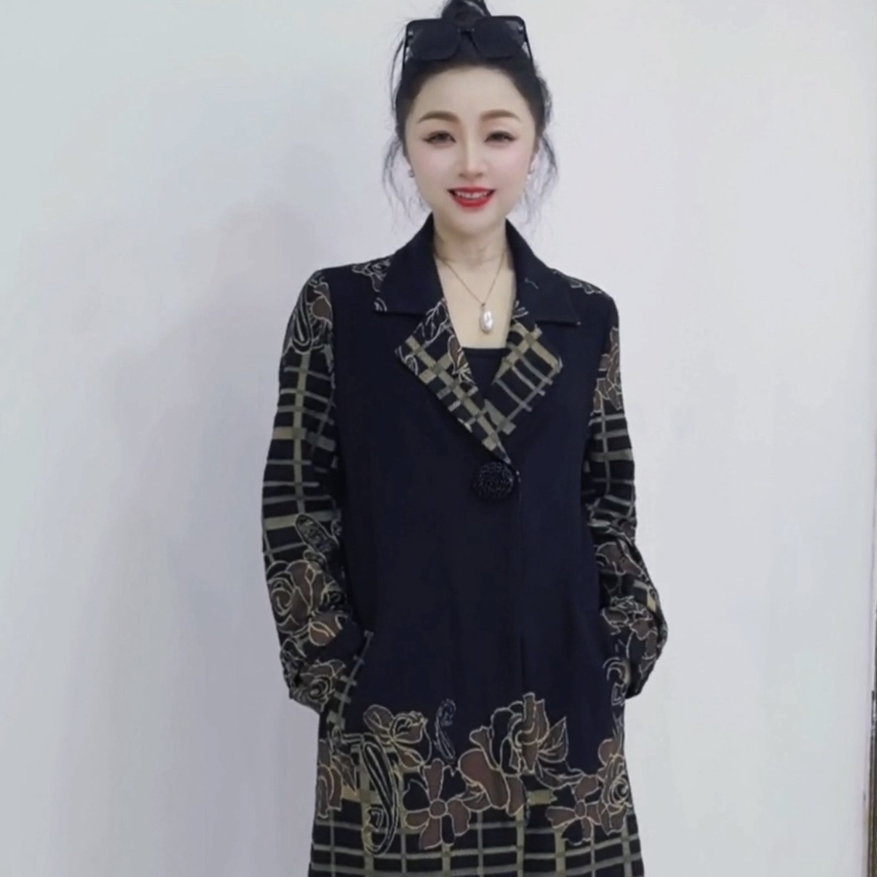 秋款时尚高端大气加薄绒外套。