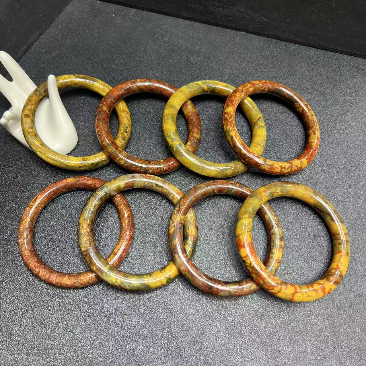 Q-S6790-卡11左右-六彩明珠木变奇石圆条手镯-多样性发其一