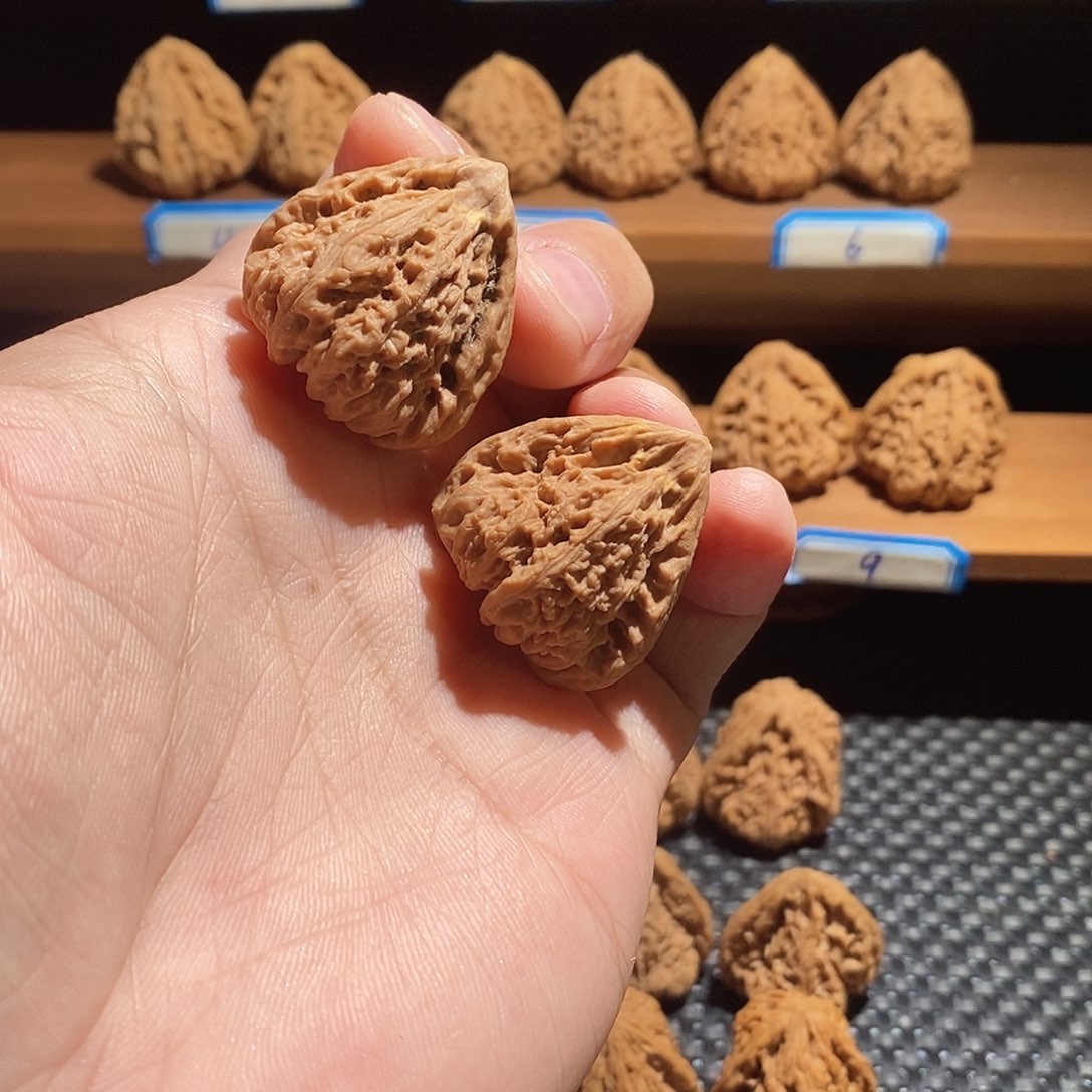 这***生文玩核桃吊坠31三角南疆石带黄