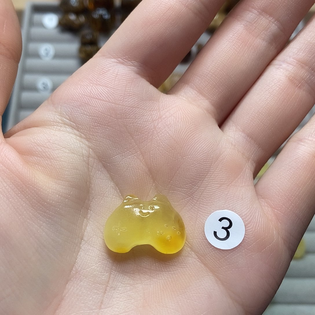 琥珀裸石未镶嵌，