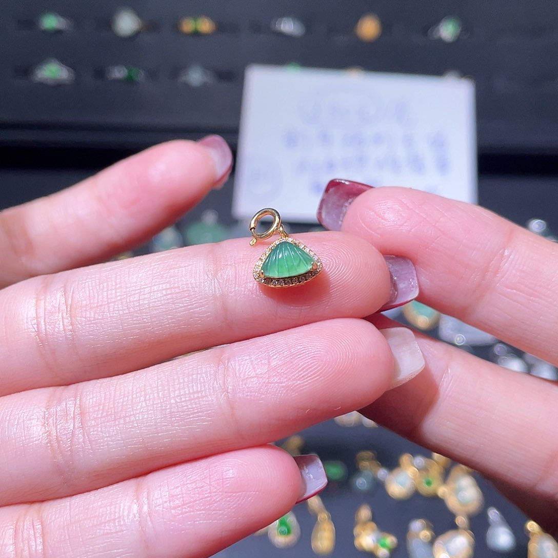 翡翠颈饰18K金镶嵌吊坠