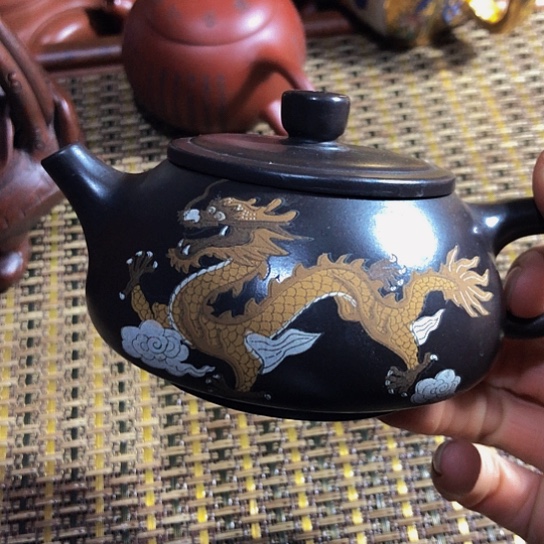 紫砂茶壶原矿泥料手工制作的紫砂壶。