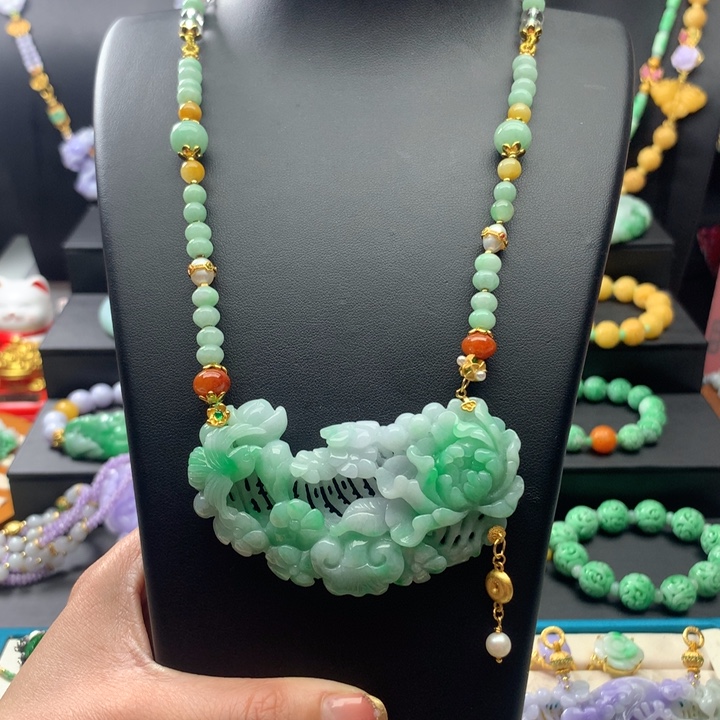 翡翠颈饰未镶嵌翡翠花牌