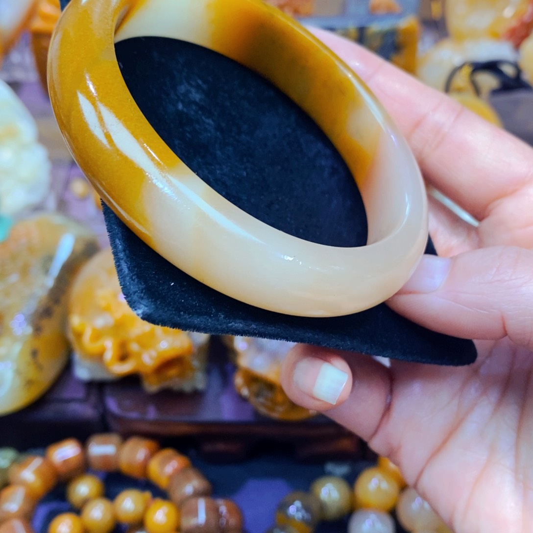 未镶嵌石英质玉（黄龙玉）颈饰