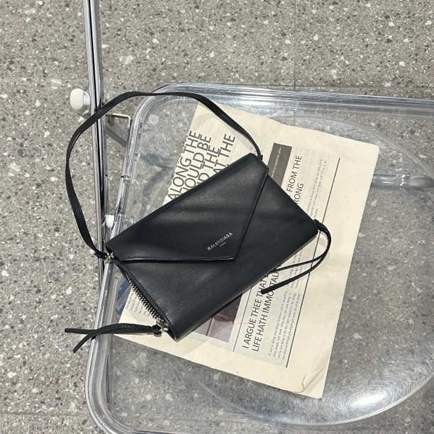 95新 Balenciaga/巴黎世家 巴黎世家信封斜挎腋下包/芝心