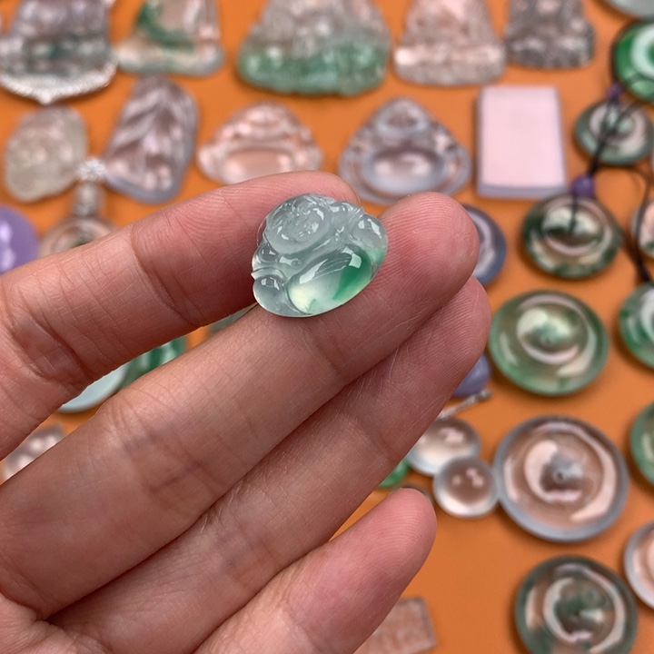 翡翠挂件未镶嵌…..