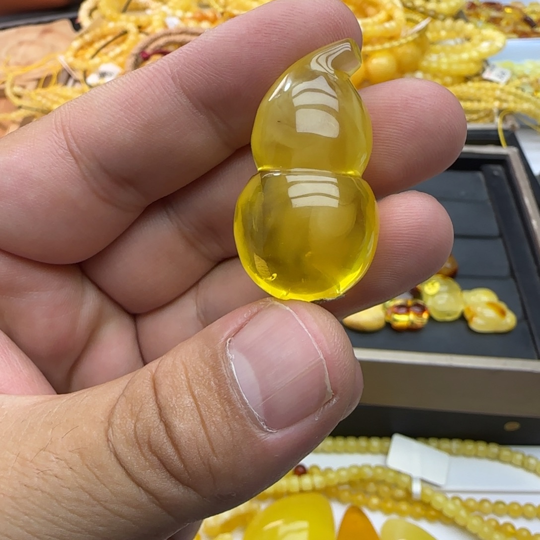 琥珀未镶嵌裸石7.76克有瑕