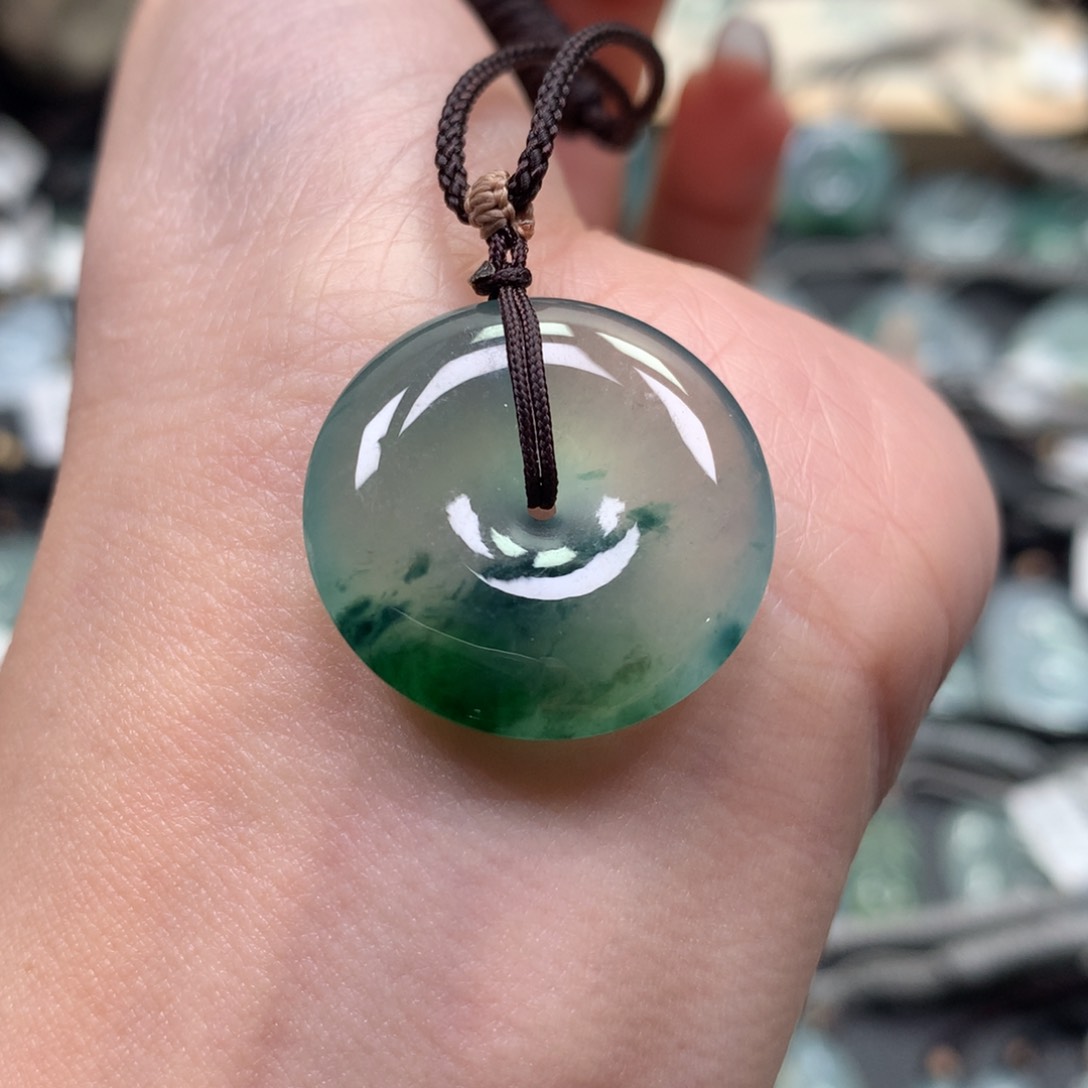 翡翠颈饰未镶嵌扣子