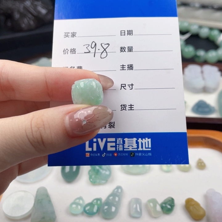 翡翠未镶嵌颈饰多样性