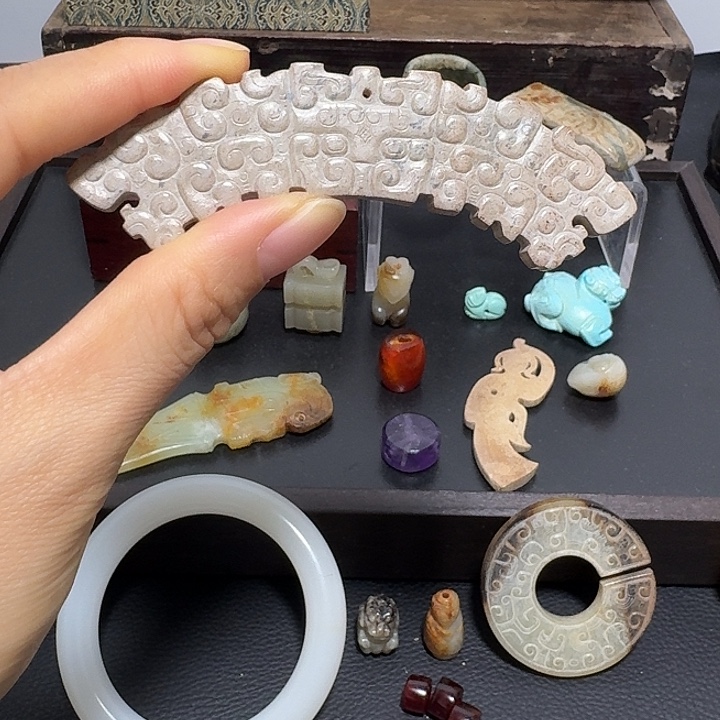 家***夫和田玉未镶嵌颈饰