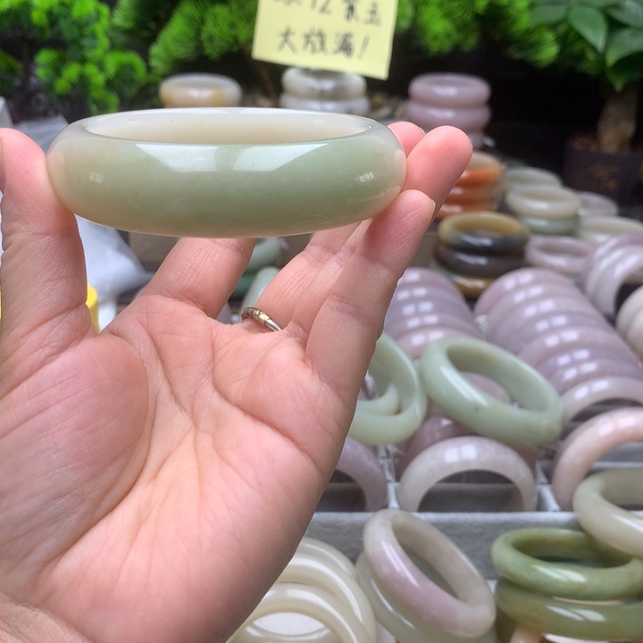 L***n石英质玉未镶嵌手镯