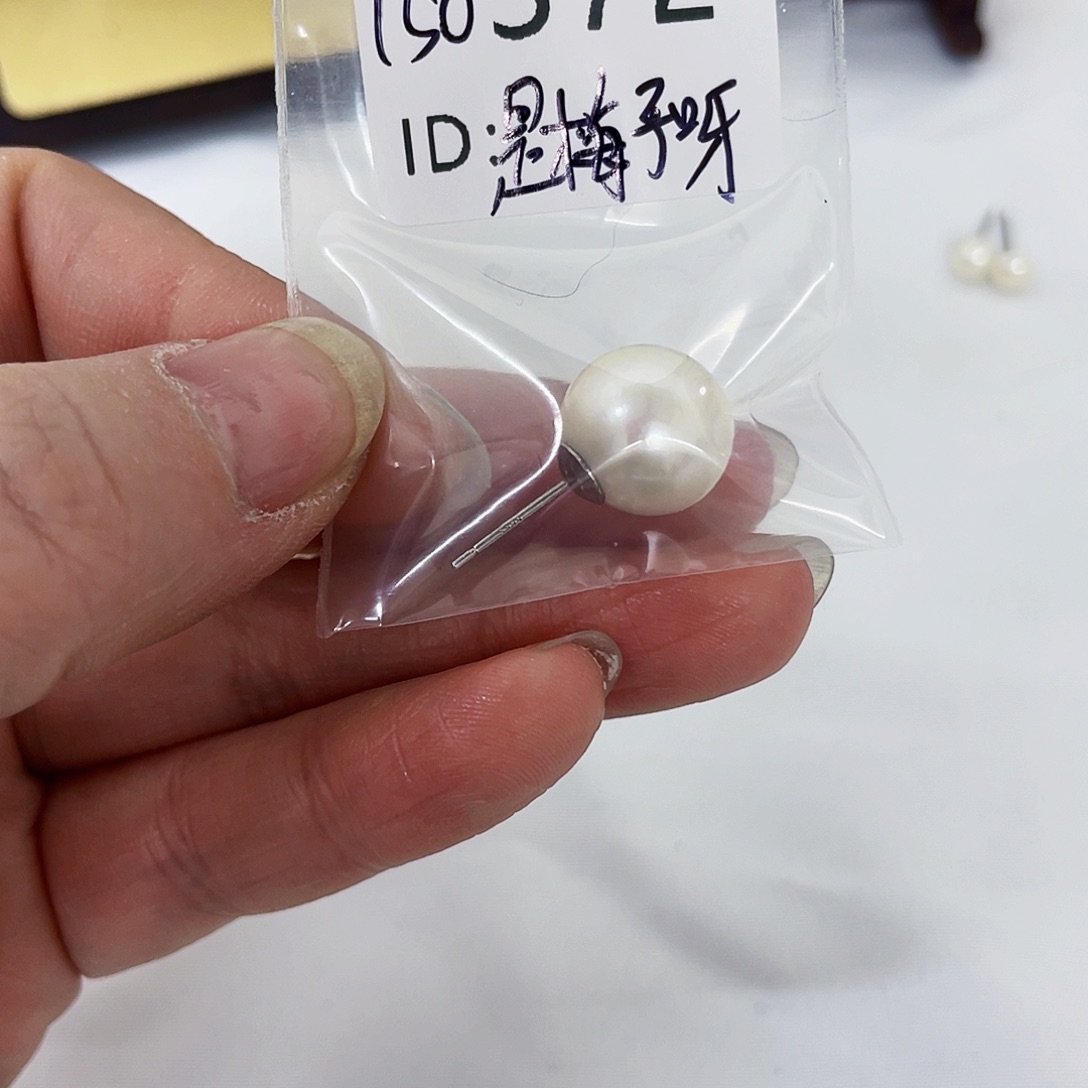 淡水珍珠耳饰足银镶嵌是**呀