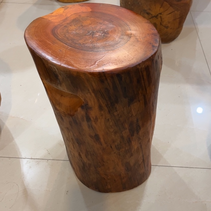 木q**니香樟木圆凳一个。