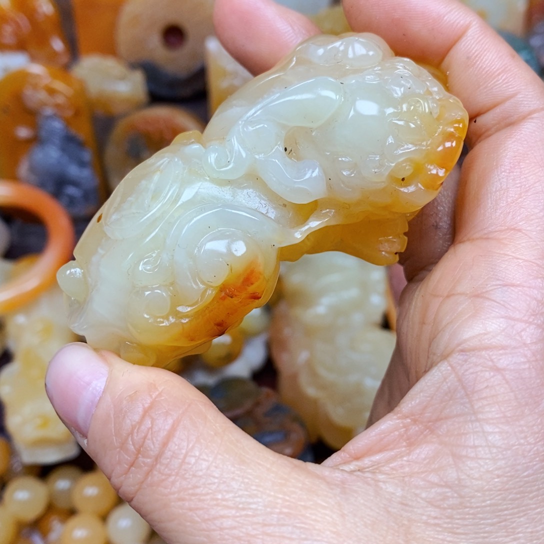 石英质玉（黄龙玉）颈饰未镶嵌