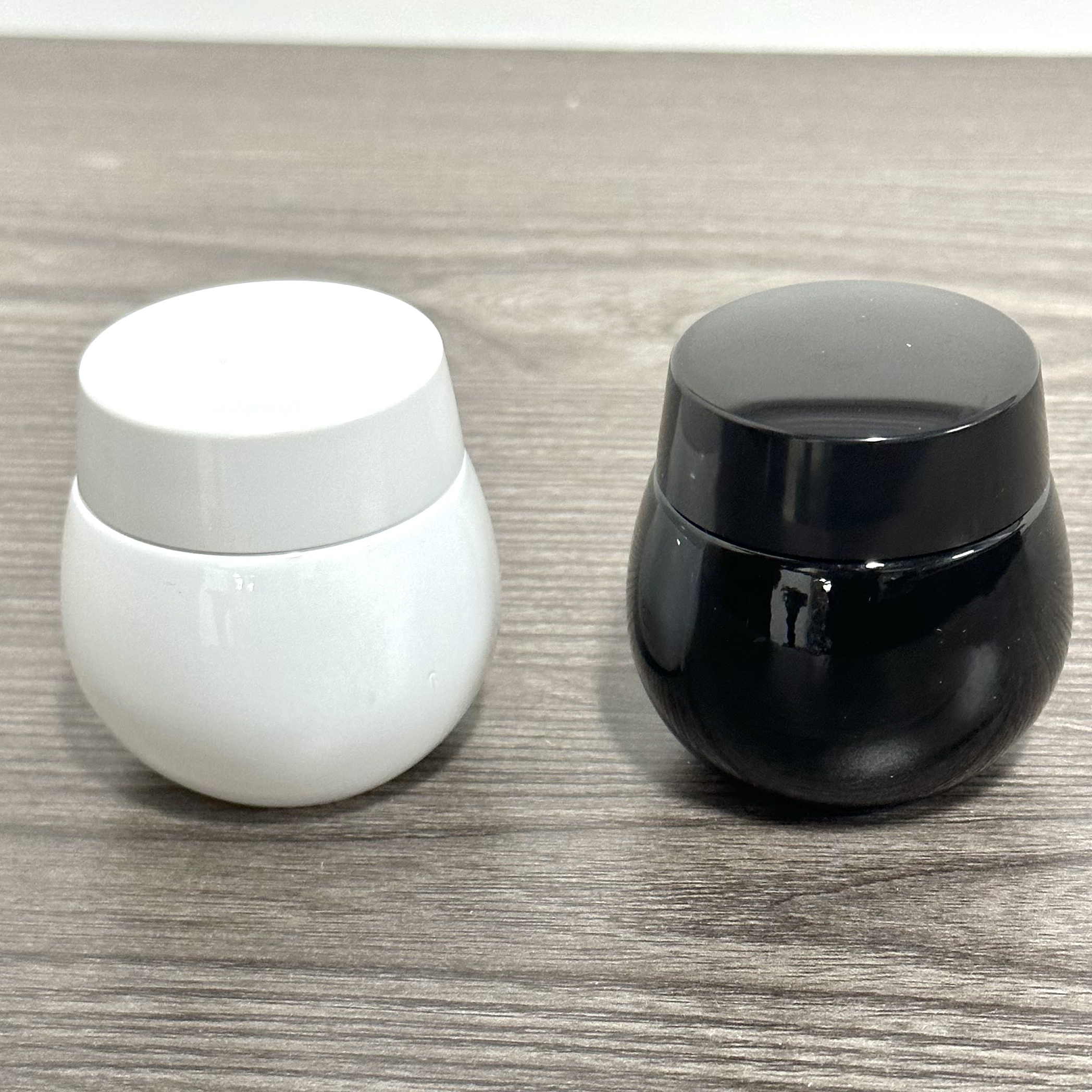 活颜紧致一黑一白眼霜