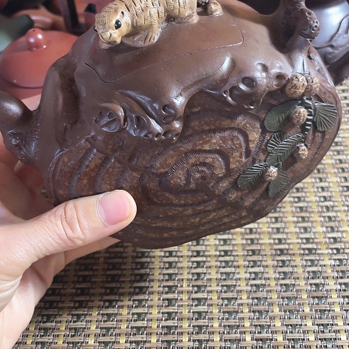 紫砂茶壶原矿泥料手工制作的紫砂壶。