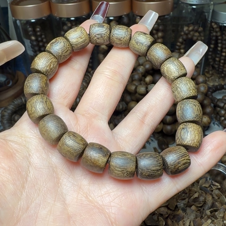 树脂制品在****。白奇鼓珠老料