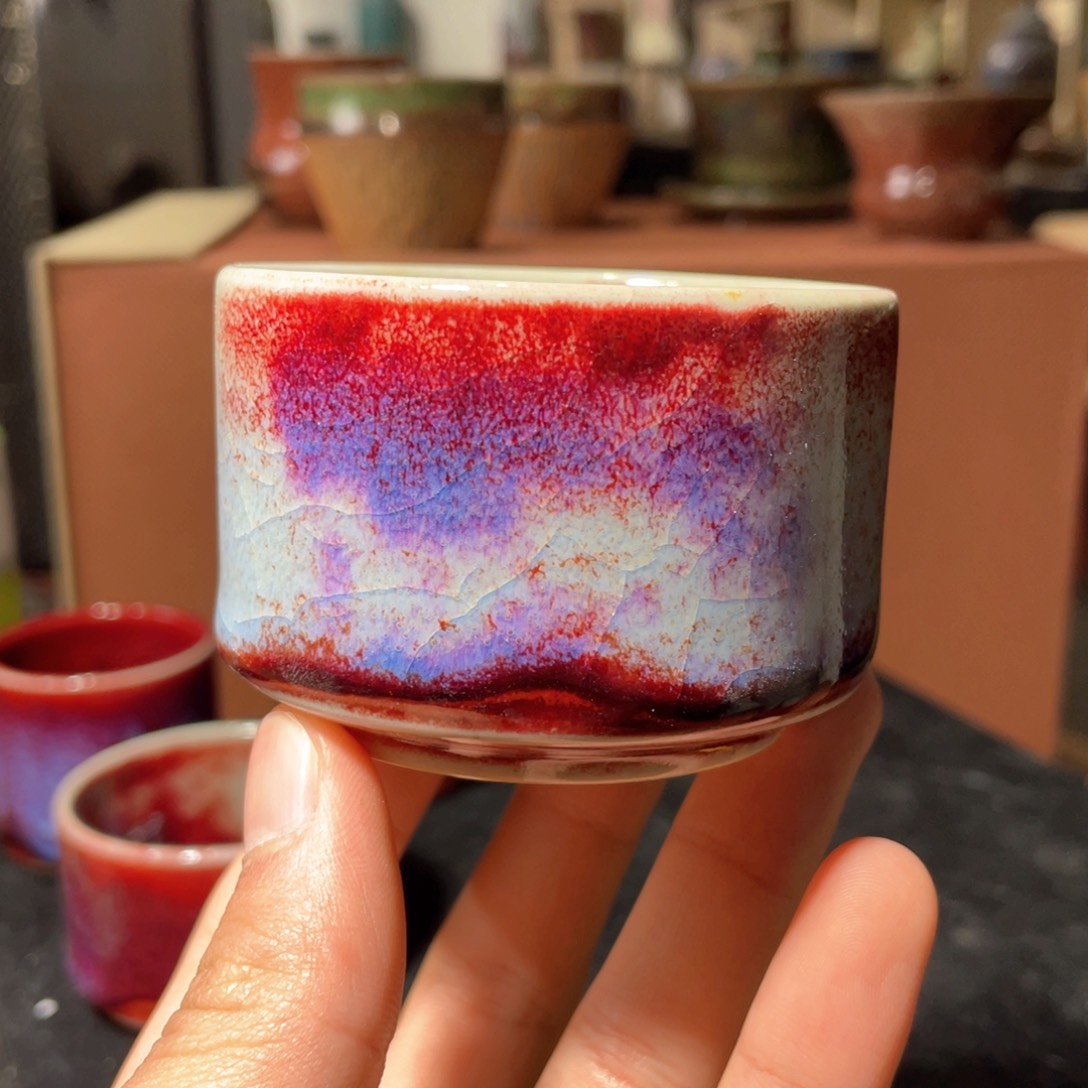 钧瓷瓶身为圆筒式