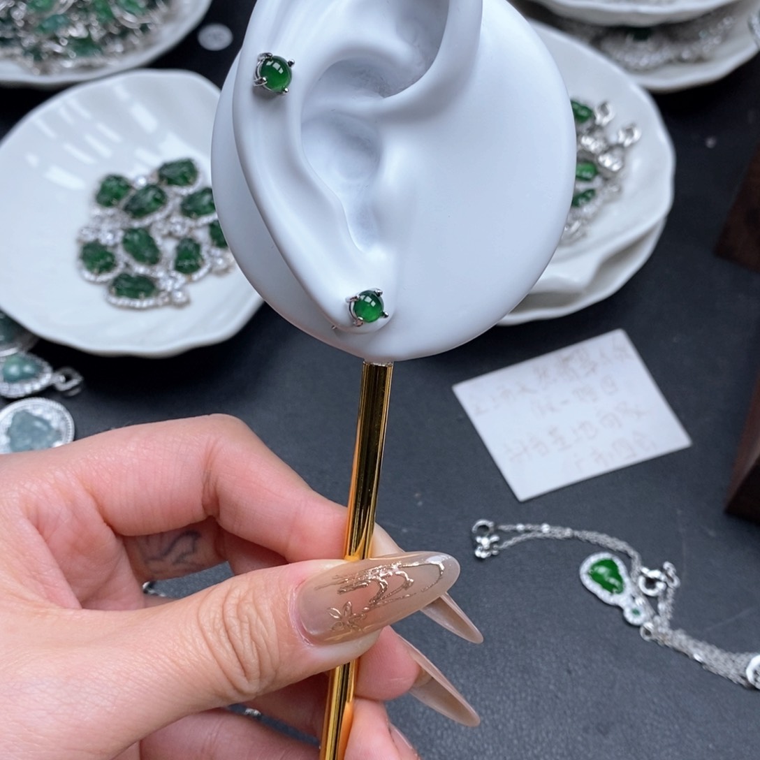 翡翠颈饰未镶嵌翡翠