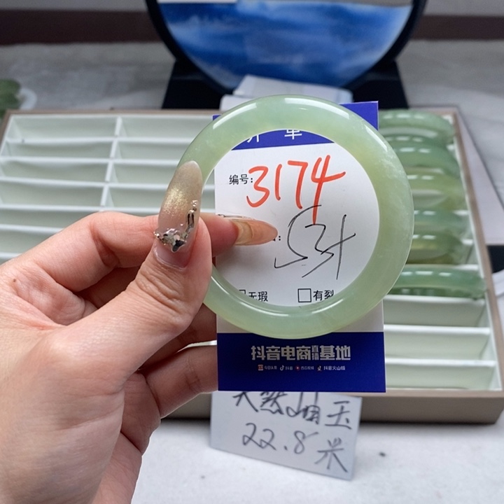 蛇纹石玉手镯未镶嵌