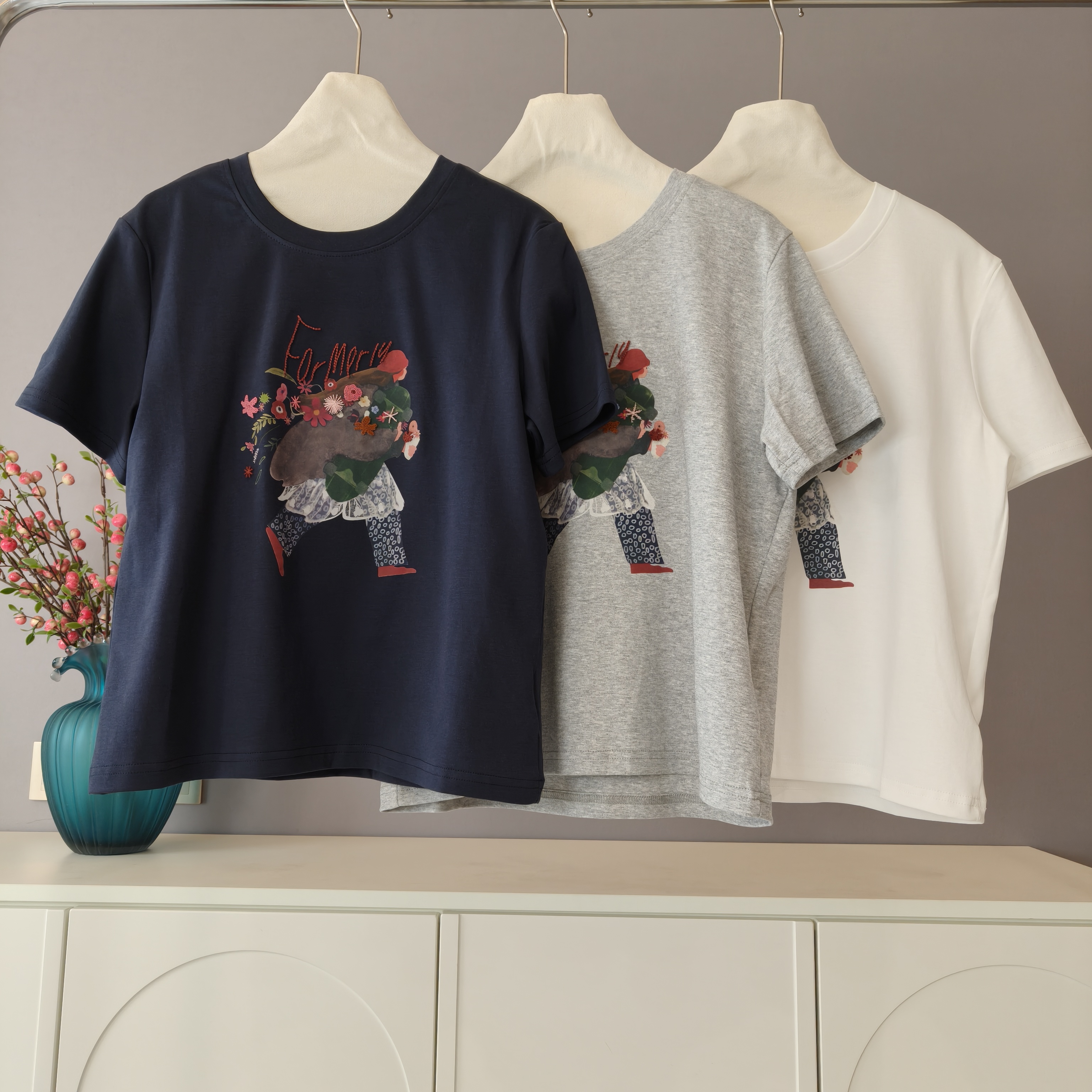 【伟伟专属】3 色 刺绣立体花朵 滑板女孩 圆领 T恤