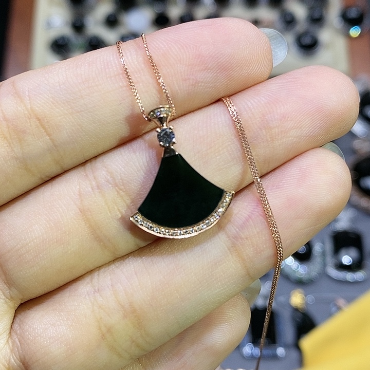 吊坠(赠链)18K金镶嵌翡翠小裙子