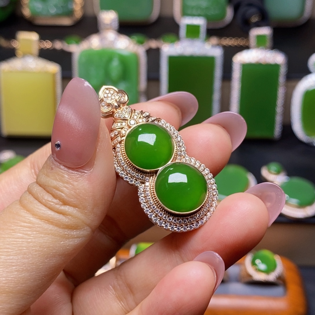 总***的和田玉18K金镶嵌挂件