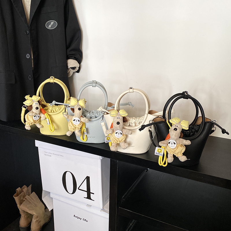 耐刮欧若风轻奢单根单肩包斜挎包水桶包卡通小包包网红百搭腋下包